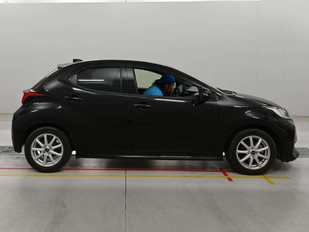 2021 Toyota Yaris ハイブリッドG auction photo 3
