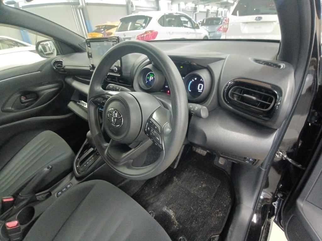 2021 Toyota Yaris ハイブリッドG auction photo 9