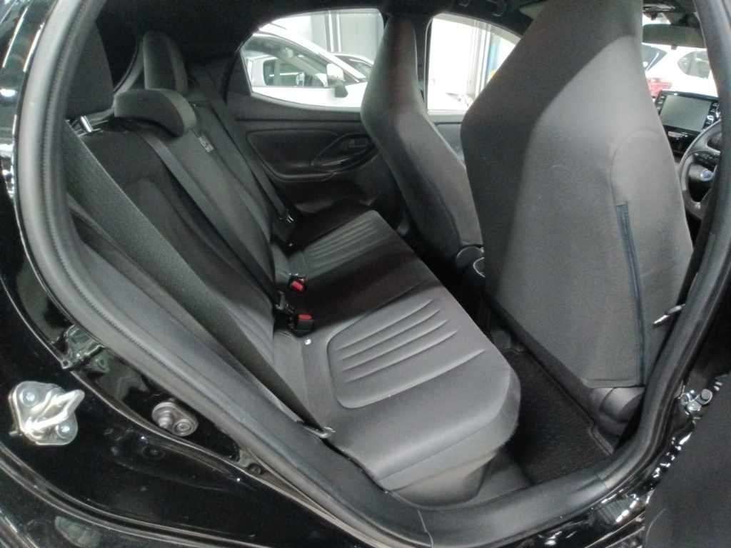 2021 Toyota Yaris ハイブリッドG auction photo 12