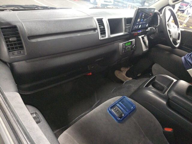 2024 Toyota Hiace GL 4WD auction photo 6