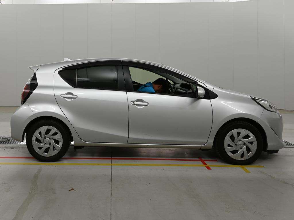 2021 Toyota Aqua S auction photo 3
