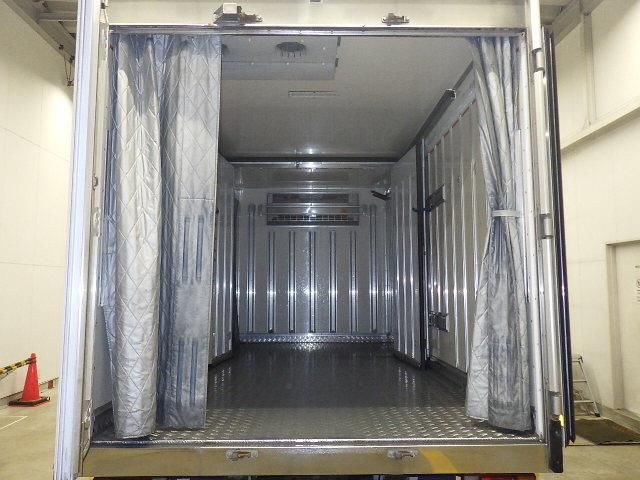 2022 Isuzu Elf Refrigerated and frozen trucks auction photo 4