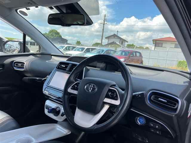 2016 Toyota Prius Aツーリングセレクション auction photo 3