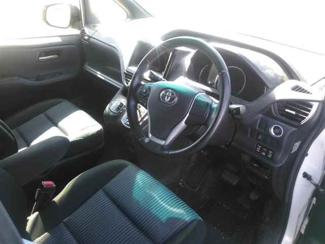 2014 Toyota Voxy ZS auction photo 3