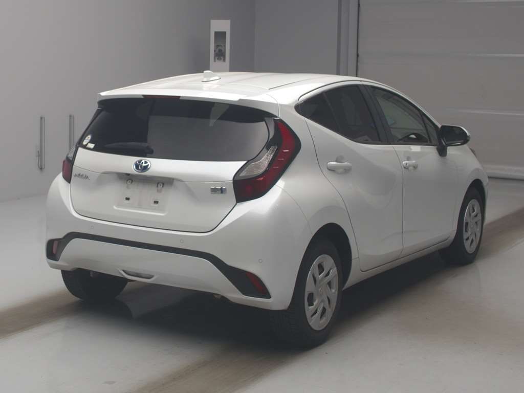2021 Toyota Aqua X auction photo 2