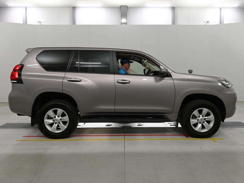 2022 Toyota Land Cruiser Prado TX 4WD auction photo 3
