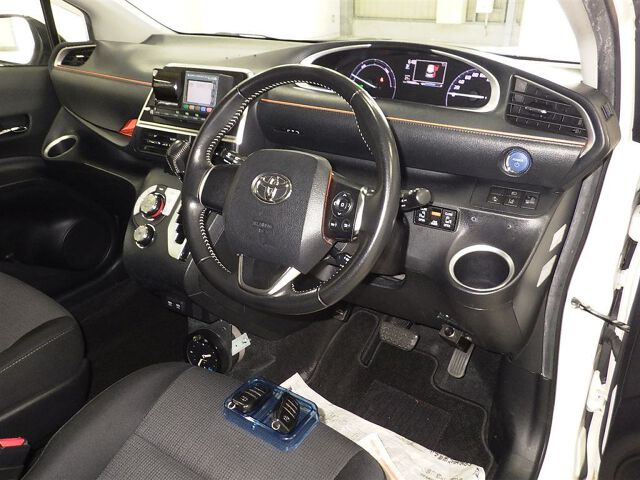 2022 Toyota Sienta HV ファンベースG auction photo 3