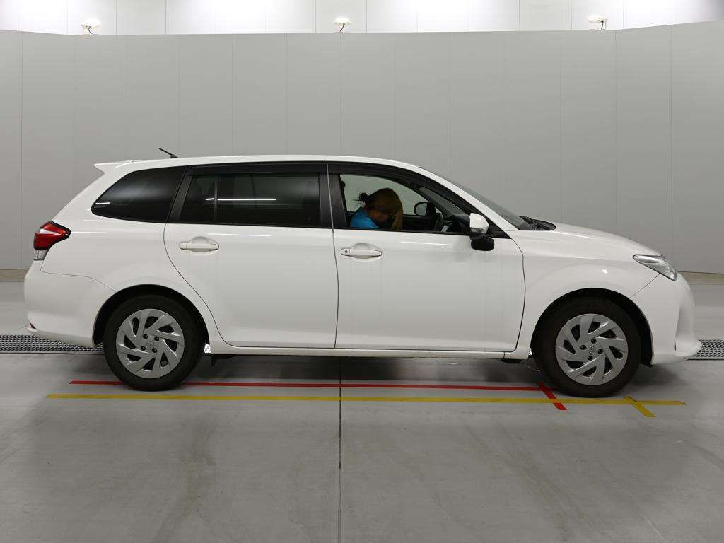2021 Toyota Corolla Fielder EX auction photo 3