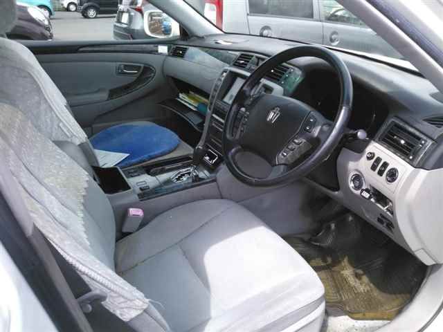 2005 Toyota Crown auction photo 3
