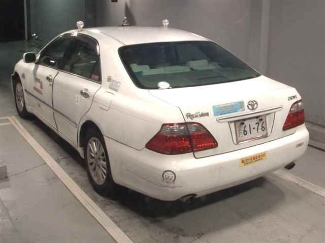 2005 Toyota Crown auction photo 2