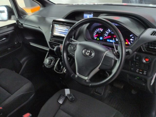2017 Toyota Noah G auction photo 3