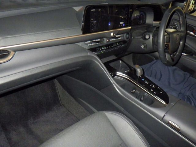 2024 Toyota Crown Sport Sports Z (HEV) 4WD auction photo 3