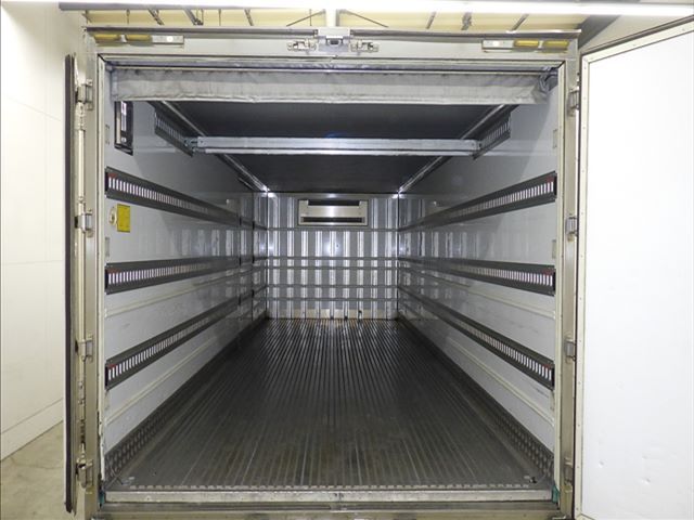 2018 Mitsubishi Fuso Fighter Refrigerated and frozen trucks auction photo 4