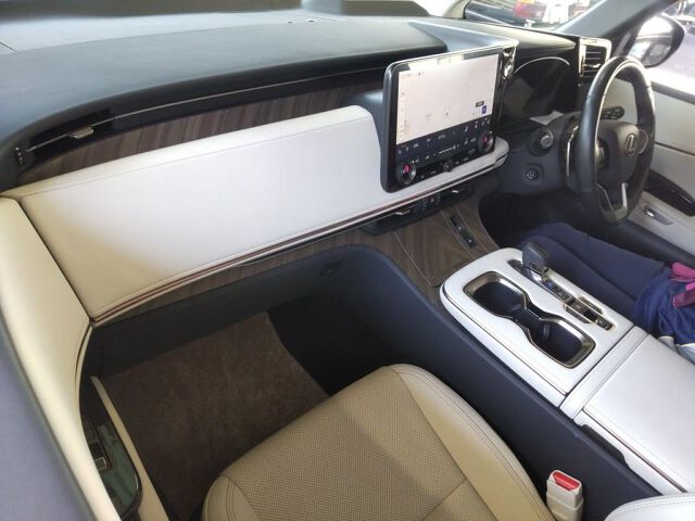 2024 Lexus LM LM500H Executive 4WD auction photo 3