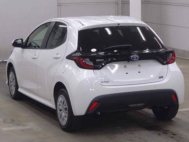 2023 Toyota Yaris ハイブリッドX 4WD auction photo 2