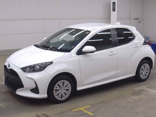 2023 Toyota Yaris ハイブリッドX 4WD auction photo 4