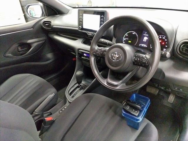 2023 Toyota Yaris ハイブリッドX 4WD auction photo 3