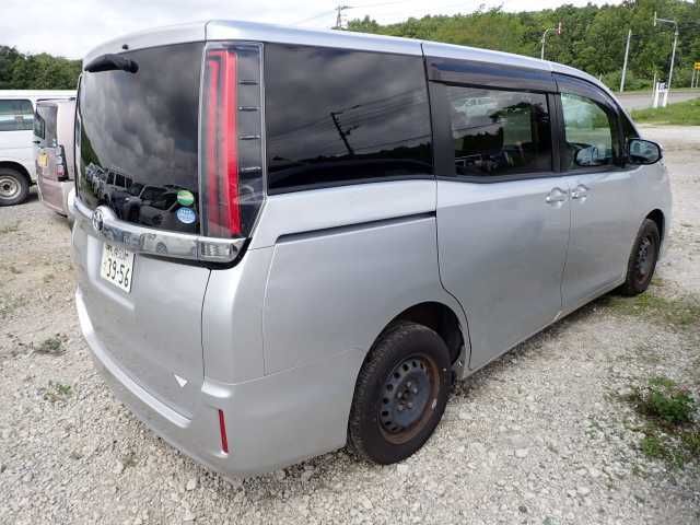 2018 Toyota Noah X 4WD auction photo 2