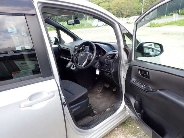 2018 Toyota Noah X 4WD auction photo 6