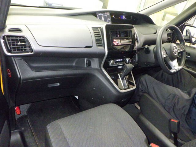 2017 Nissan Serena B 4WD auction photo 3