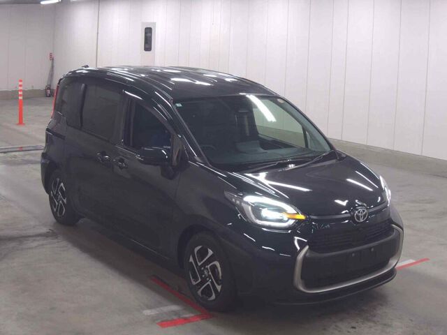 Japan Auction Vehicles 8 2025 Toyota Sienta ハイブリッドZ auction photo