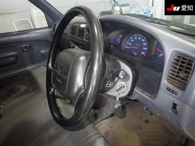 1998 Toyota Hilux DX auction photo 5