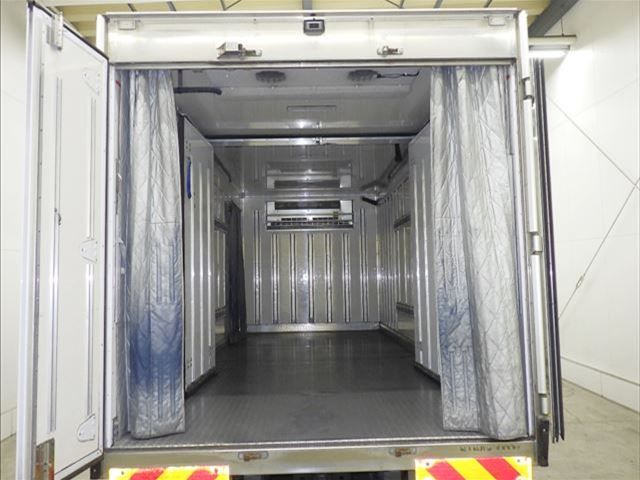 2021 Isuzu Elf Refrigerated and frozen trucks auction photo 4
