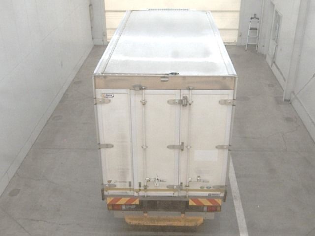 2021 Isuzu Elf Refrigerated and frozen trucks auction photo 3