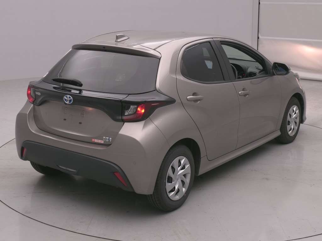 2021 Toyota Yaris ハイブリッドX auction photo 2