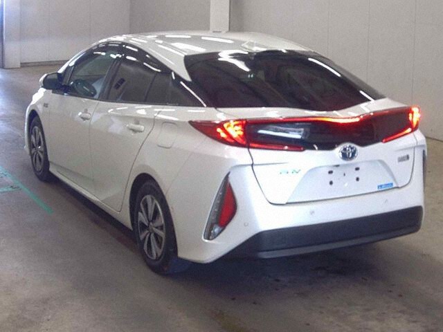 2018 Toyota Prius PHEV Aユーティリティプラス auction photo 2