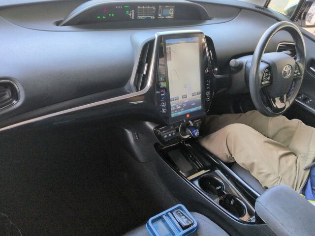2018 Toyota Prius PHEV Aユーティリティプラス auction photo 3