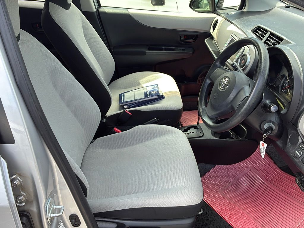 2012 Toyota ヴィッツ 5HB F auction photo 6