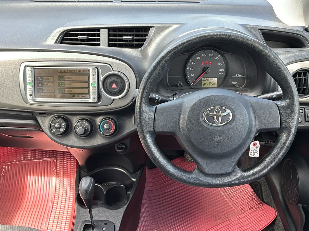 2012 Toyota ヴィッツ 5HB F auction photo 3