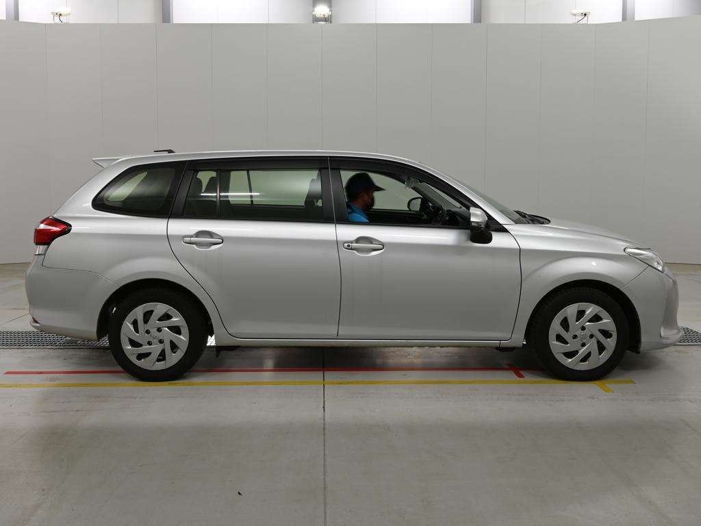 2021 Toyota Corolla Fielder ハイブリッド EX auction photo 3