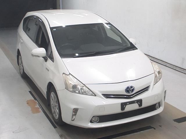 2014 Toyota Prius Alpha S Japan auction vehicle