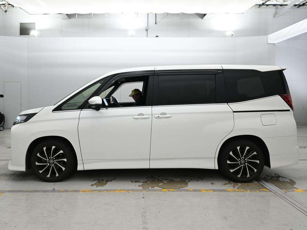 2023 Toyota Noah Hybrid S-Z auction photo 4