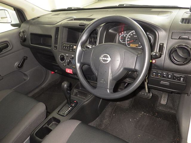 2022 Nissan AD DX 4WD auction photo 3
