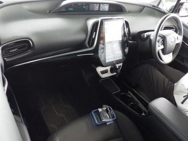 2019 Toyota Prius PHEV Aレザーパッケージ auction photo 3