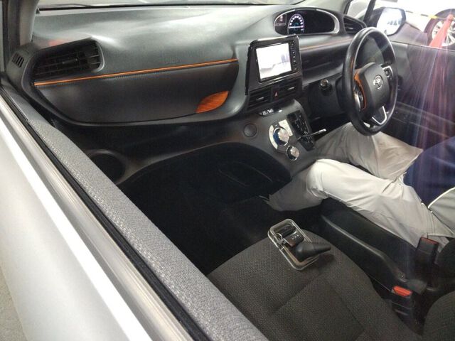 2021 Toyota Sienta HV Fanbase X auction photo 3