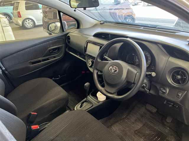 2017 Toyota Vitz F Mパッケージ auction photo 3
