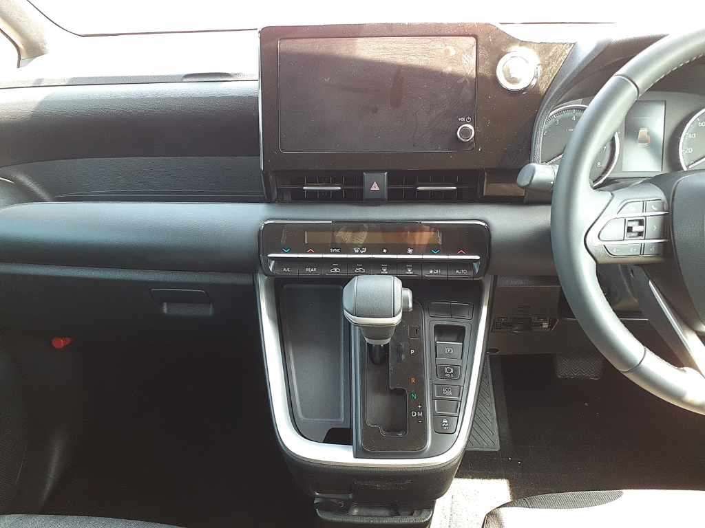 2022 Toyota Noah G 4WD auction photo 11