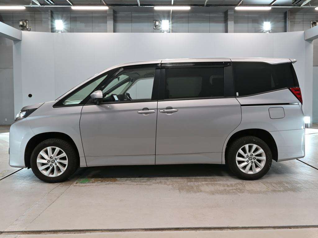 2022 Toyota Noah G 4WD auction photo 4