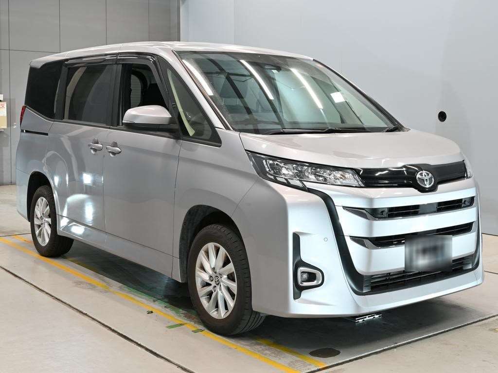 2022 Toyota Noah G 4WD auction photo 5