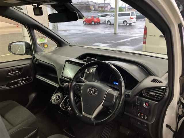 2017 Toyota Voxy V 4WD auction photo 3