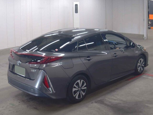2018 Toyota Prius PHEV Aユーティリティプラス auction photo 5