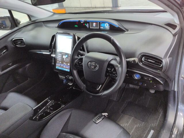 2018 Toyota Prius PHEV Aユーティリティプラス auction photo 3