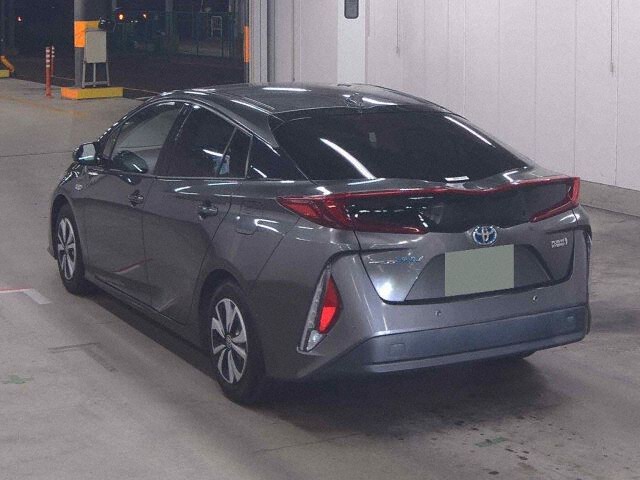 2018 Toyota Prius PHEV Aユーティリティプラス auction photo 2