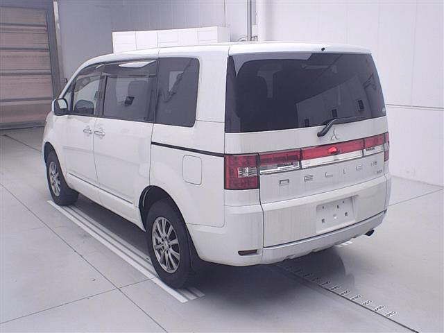 2017 Mitsubishi Delica D:5 4WD Dプレミアム 7ニン auction photo 2