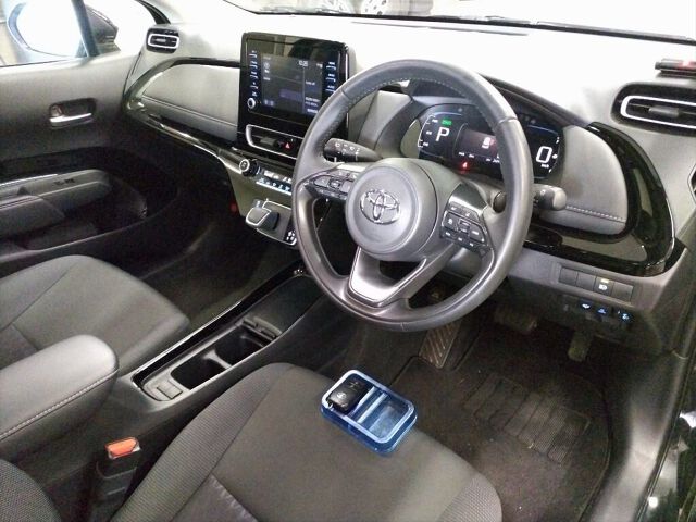 2025 Toyota Aqua G 4WD auction photo 3