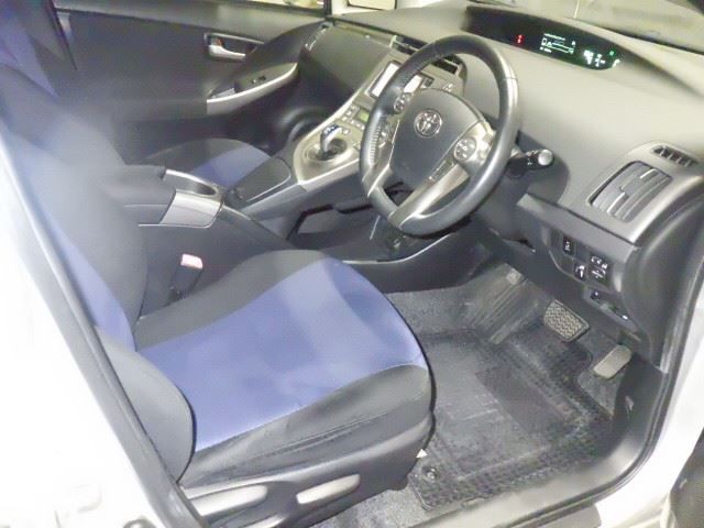 2013 Toyota Prius PHEV S auction photo 3